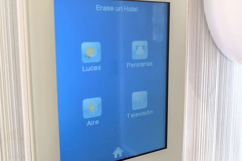 Panel táctil en la pared para manejar las luces, las persianas, el aire y la televisión