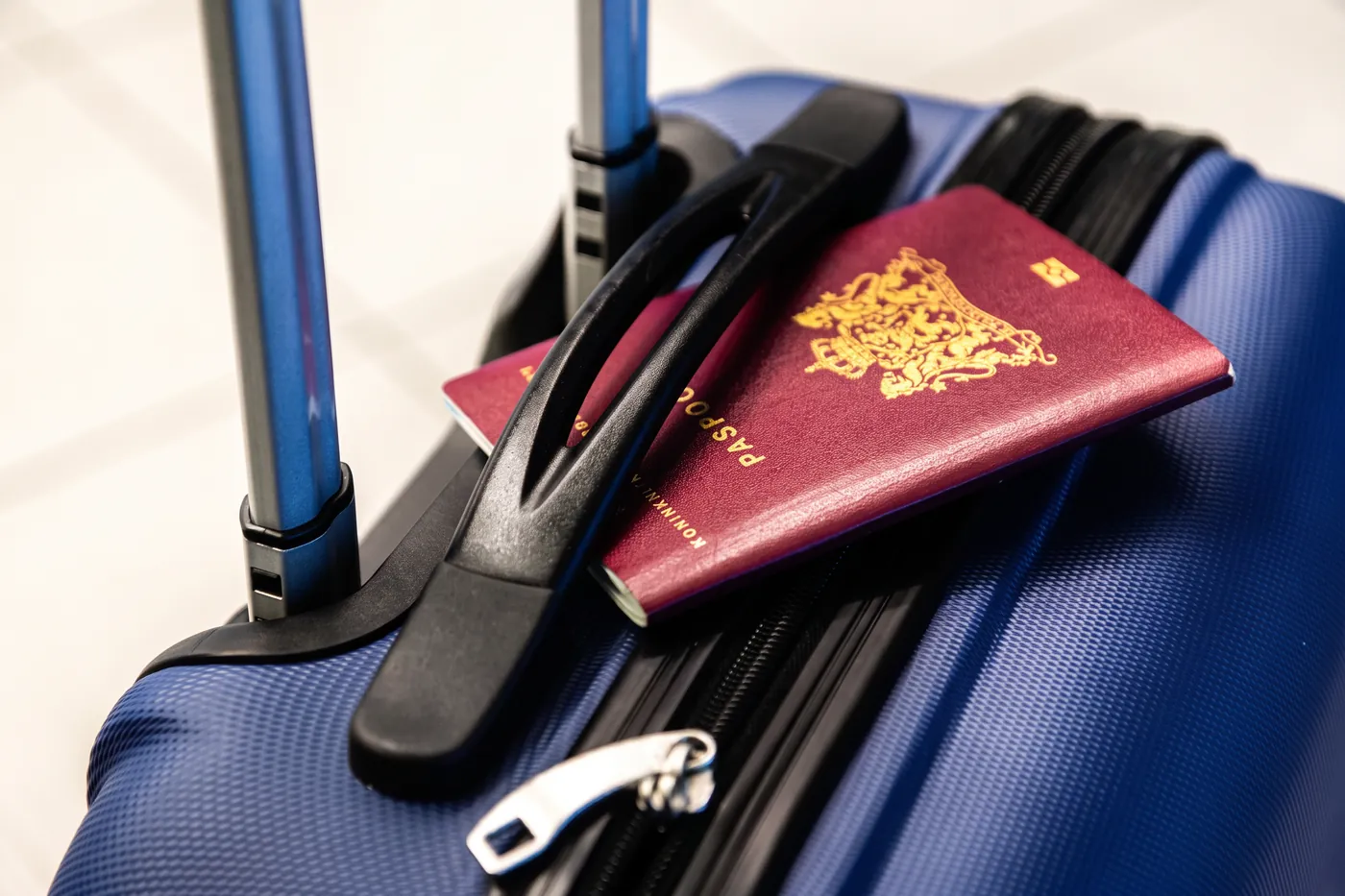Maleta con un pasaporte, lista para dejarla en consigna